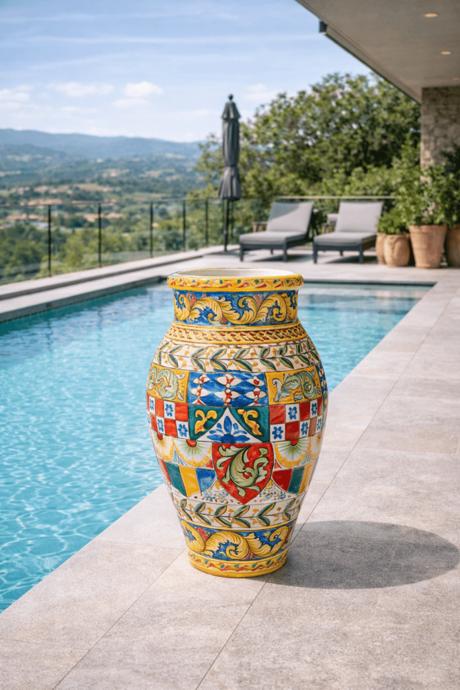 Cruche sicilienne colorée en céramique – artisanat traditionnel et décor méditerranéen aux citrons